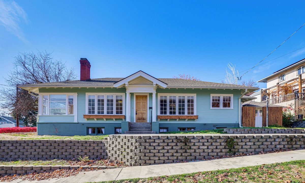 Pendleton House | 1 Mi to Pendleton Round-Up: Historic 'Elnor' Home