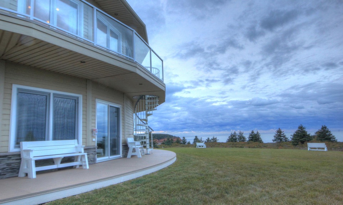 North Rustico Condo | 2 BDRM OCEAN/BEACH FRONT ROTATING CONDO!