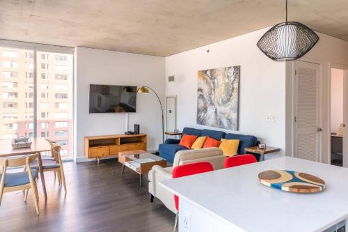 Downtown Chicago Apartment | 2BR Modern Apartment With Balcony & Fast Wi-Fi