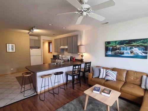 Tri-Taylor Apartment | 3BR 2BA Apt UIC RUSH medical Private Parking