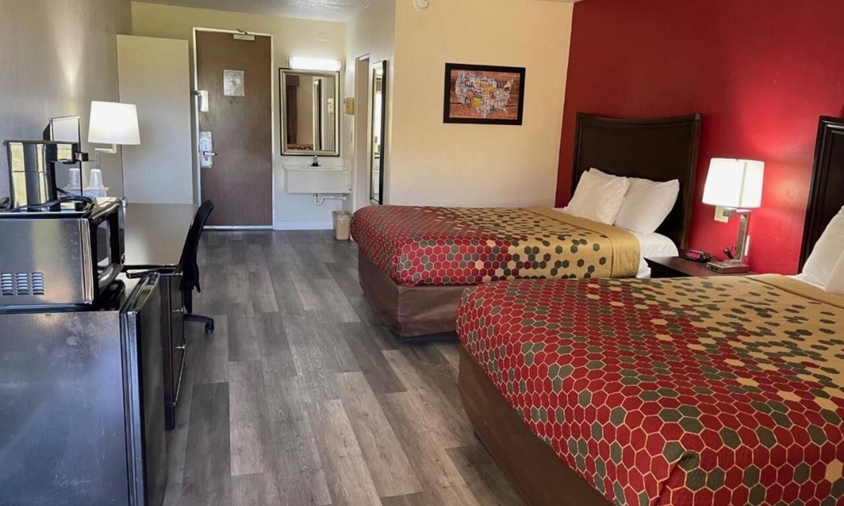 Perry Hotel | 4 Accommodations for Family & Group Stays in Perry | Free Parking & Breakfast