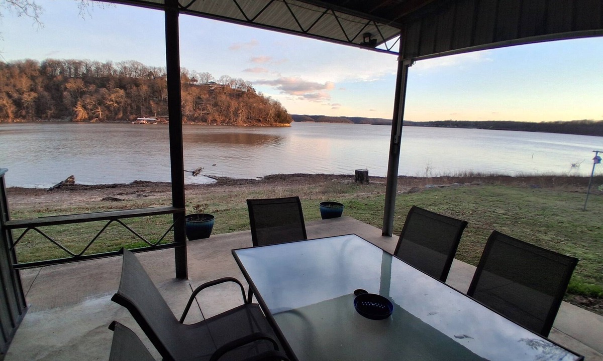 Wyandotte House | 4 bed 3 bath waterfront home on Grand Lake