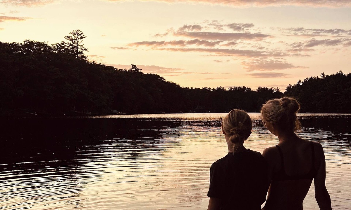 Winthrop House | 4-bedroom Waterfront LAKEHOUSE in Maine. Fire pit, deck & private dock, kayak.