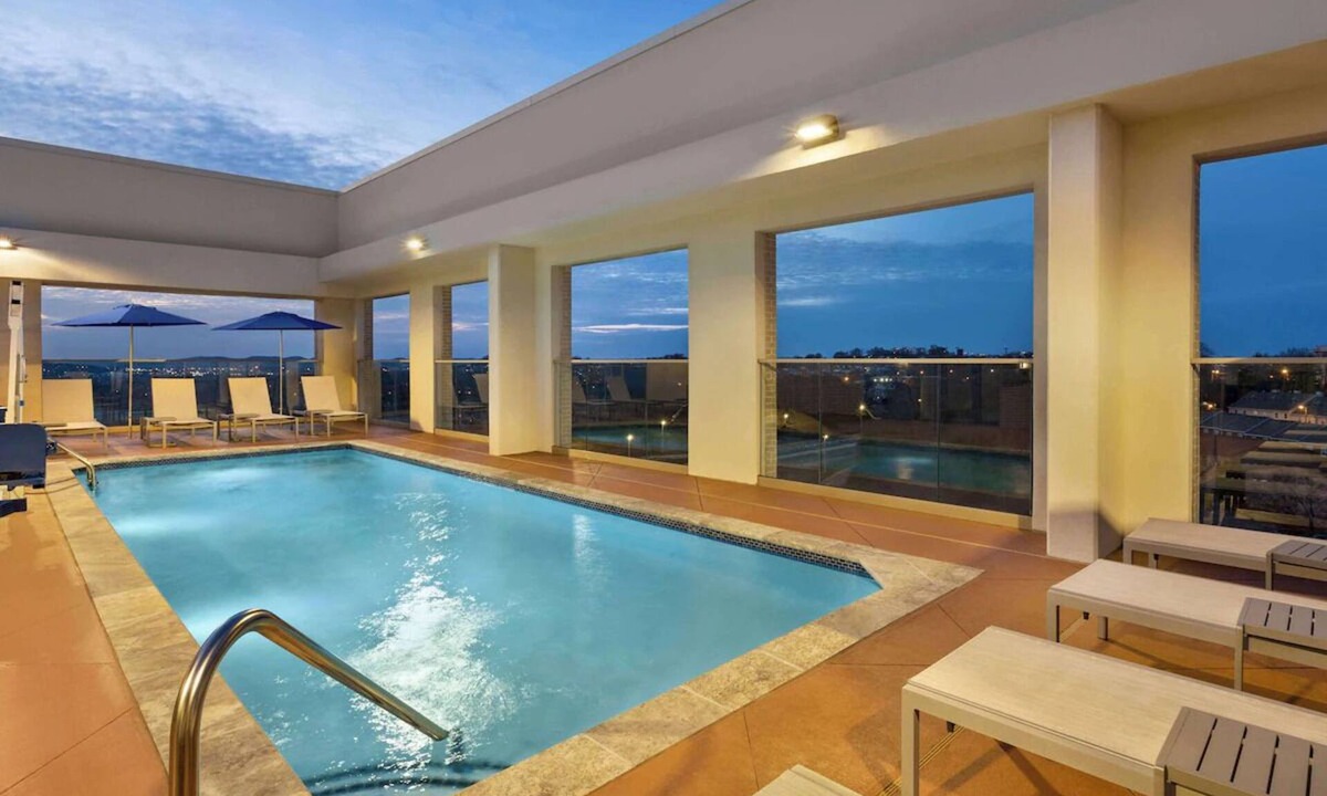 West End Hotel | 4 Refined Studio Suites Rooftop Pool! Close to Nashville Zoo!