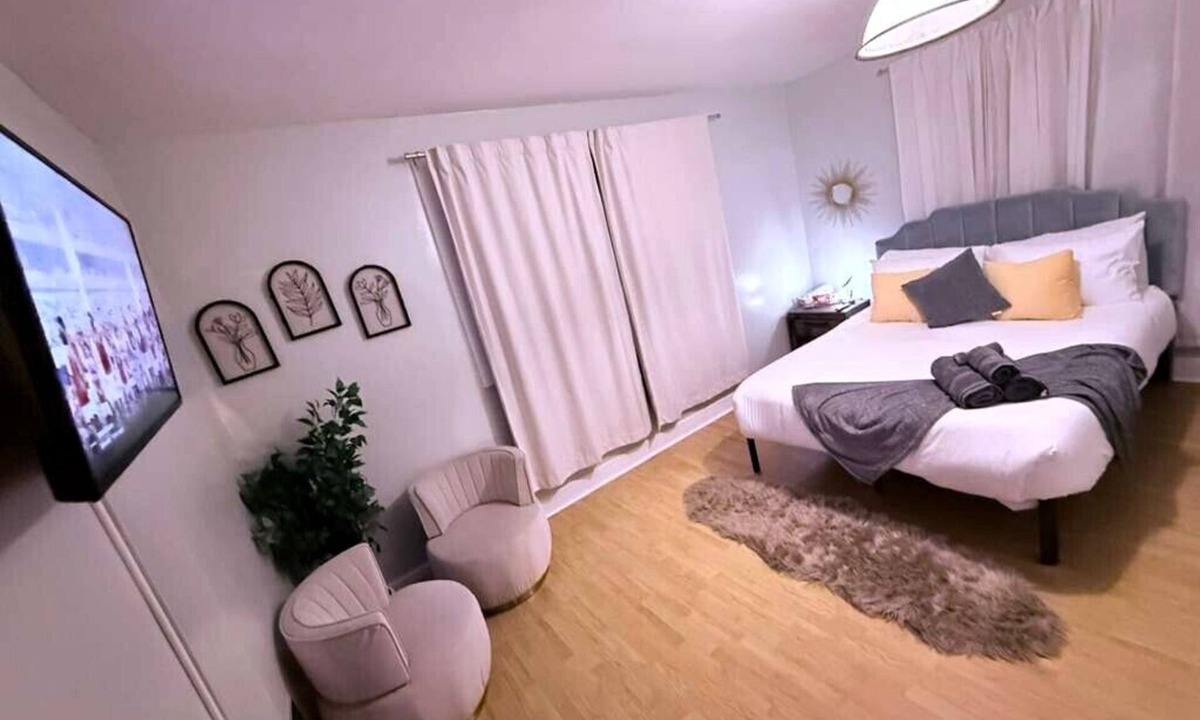 New Haven House | 6BR New Haven Home Near Yale, Downtown & Hospitals w/Parking