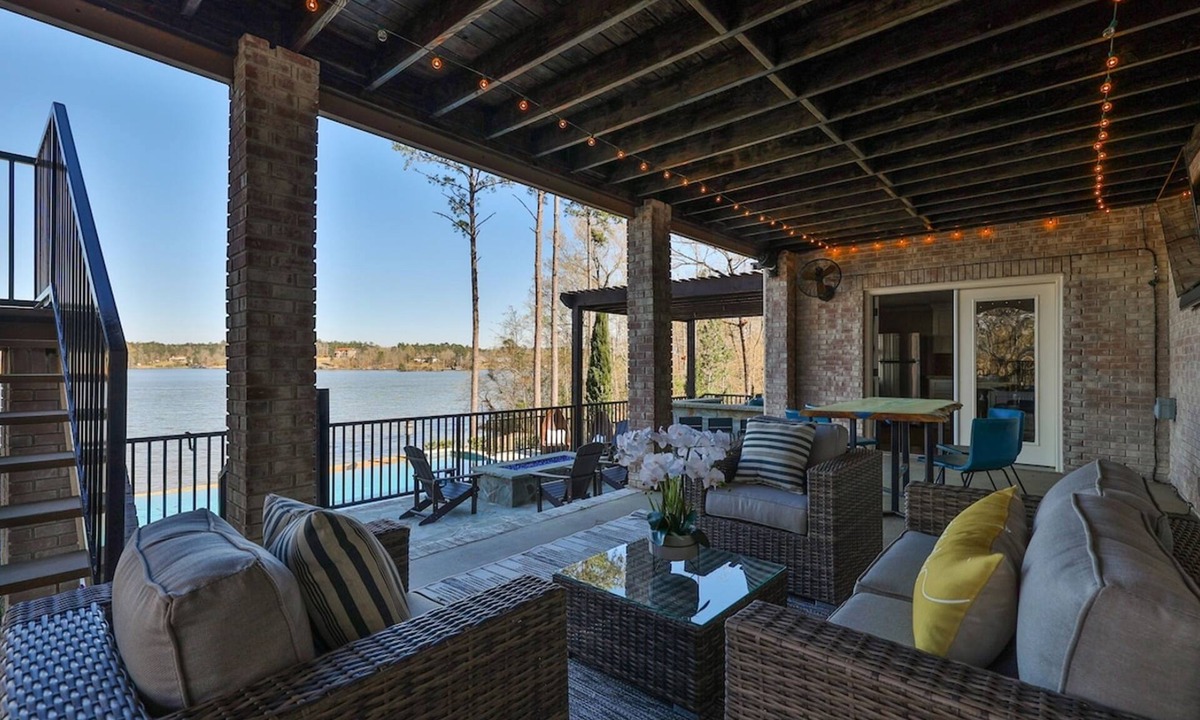 Macon House | 7BR Lakefront Haven Pool Hot Tub Gated 4acres