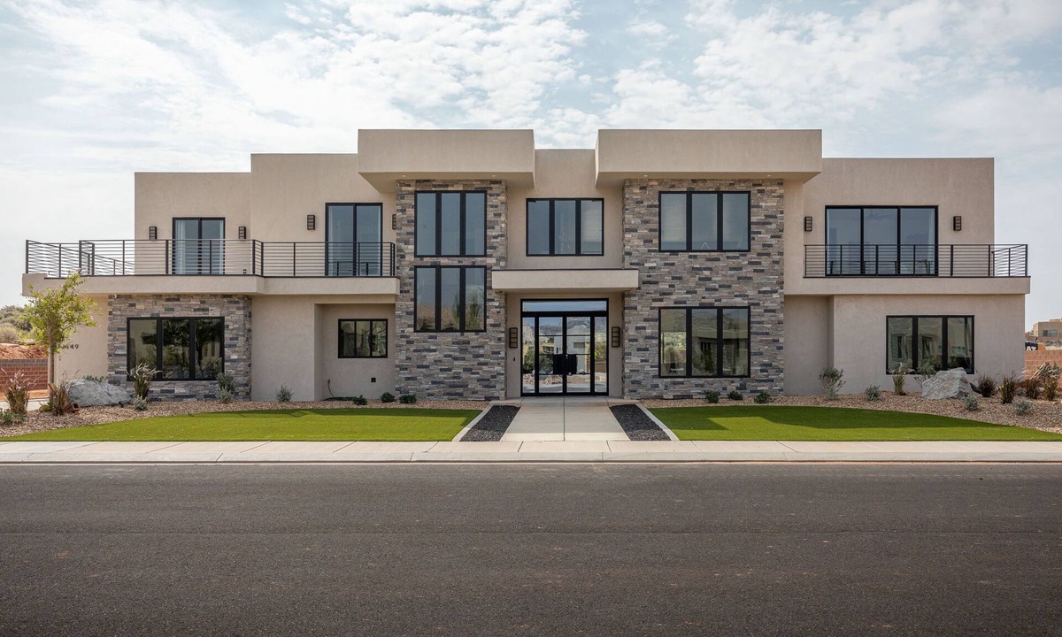 St. George House | 7BR Sleeps 30 - Private Pool, Arcade & Theater