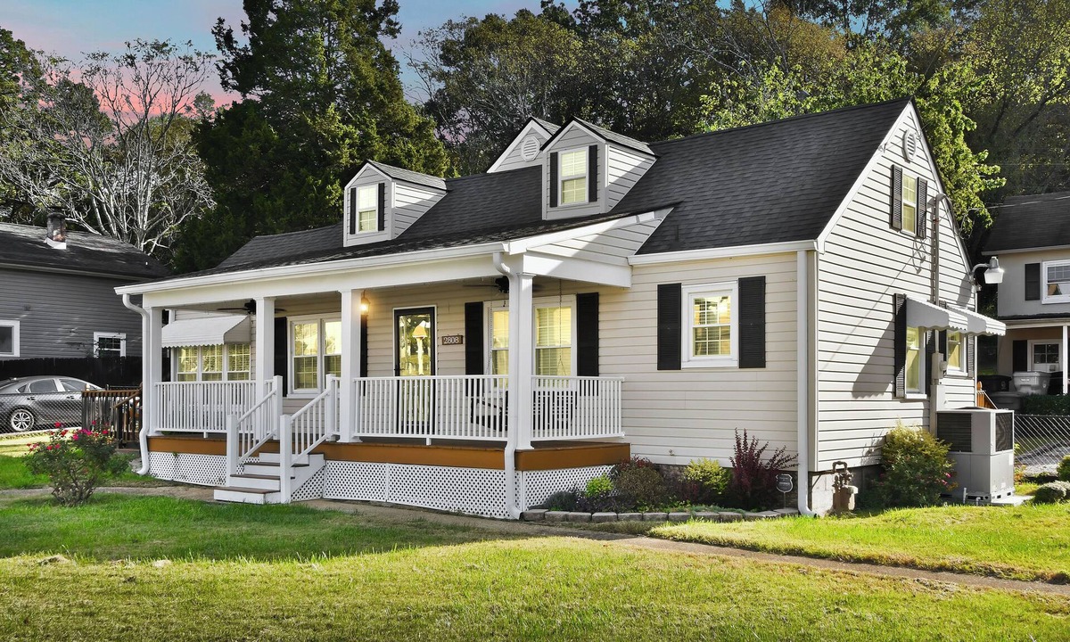 East Lake Cottage | 8 Mins to Downtown, Hospitals, Shops, Scenic Mountain Top View