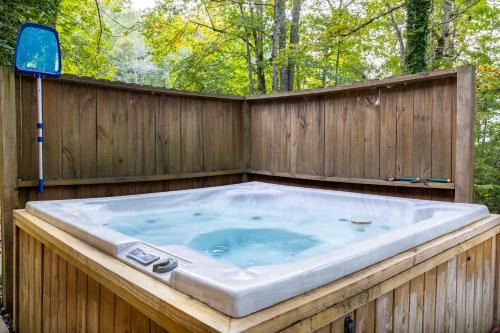 Mentone House | A Little River Romance - Private Dock - Hot Tub