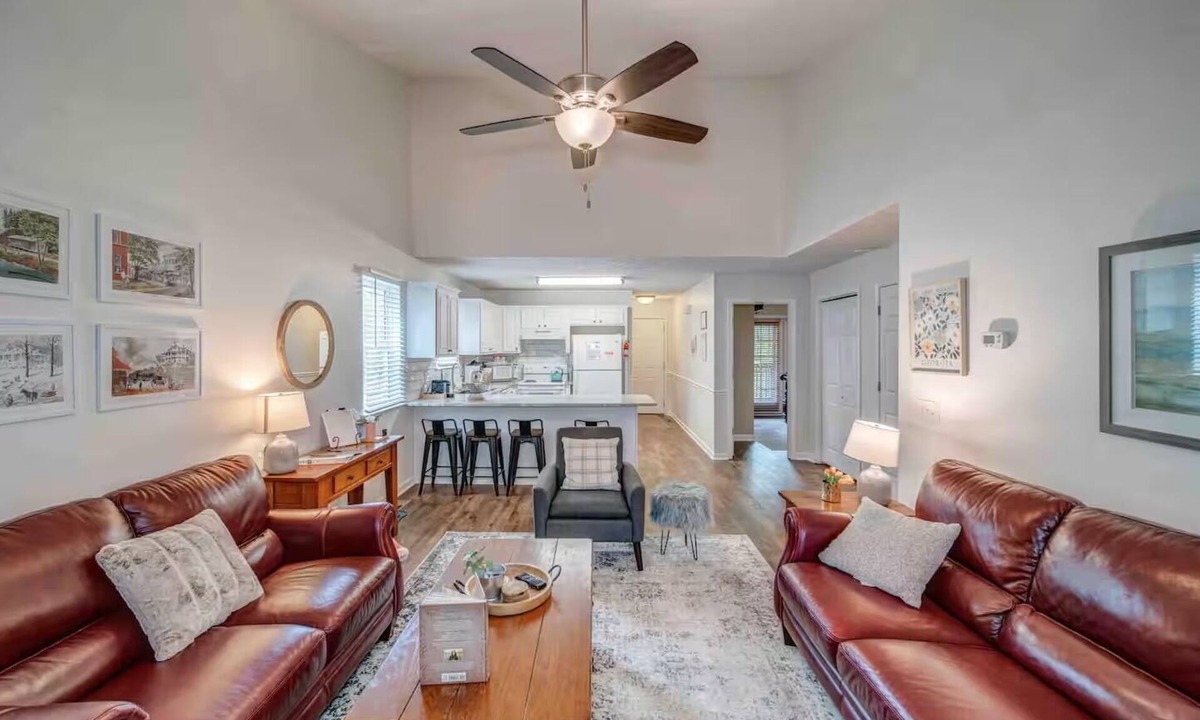 Helen Cottage | A+ Location, Super Clean! Only 1 mile to downtown Helen. Private Hot Tub!