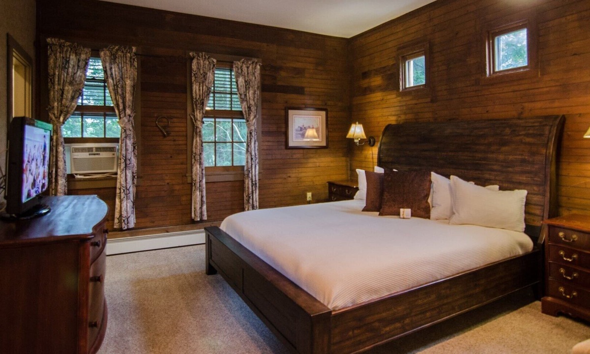 Shelburne Bed & Breakfast | A spacious Ground-level King B&B guestroom in Downtown Shelburne - Delicious Breakfasts! BST