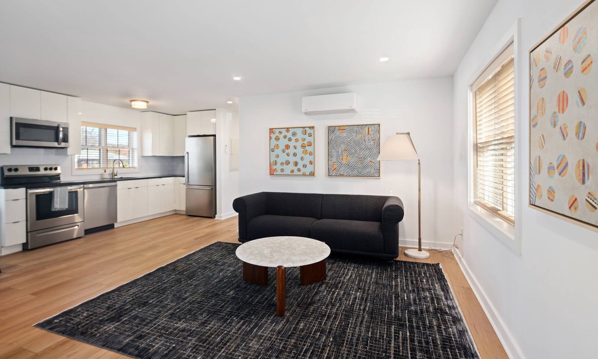 Manoa Apartment | A1 @ Auberge - Charming 1-bedroom apartment with WiFi, AC in delightful Ardmore