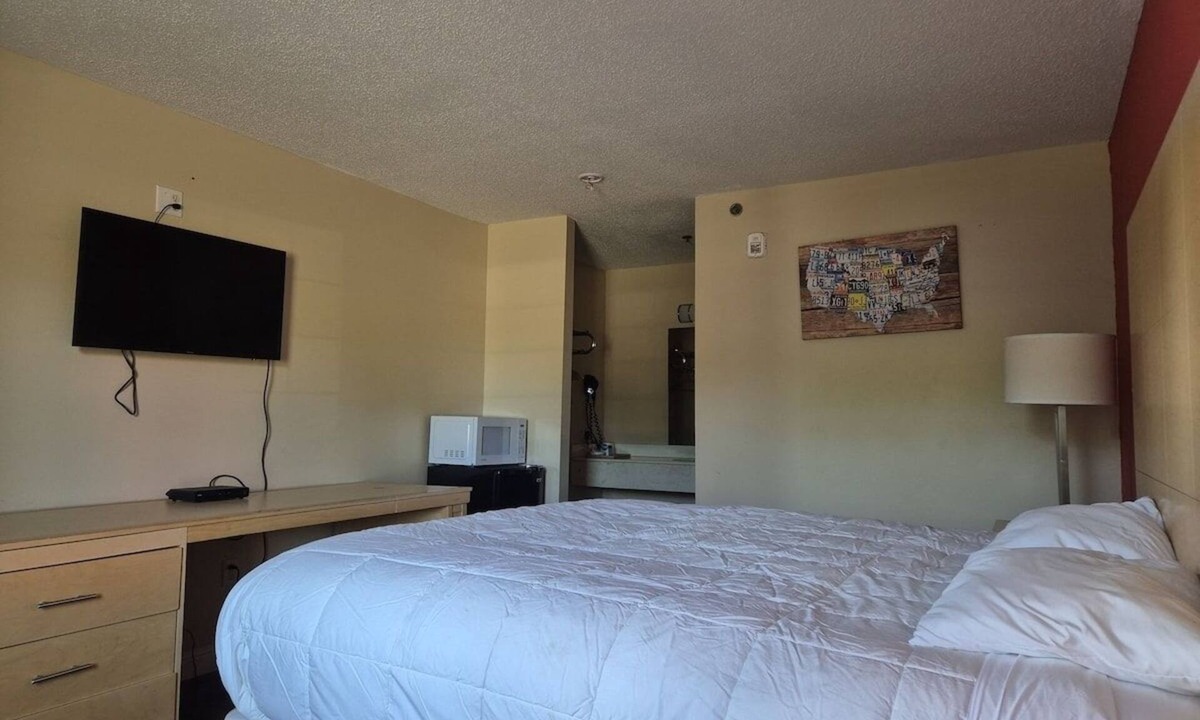 Chickamauga Hotel | Affordable Queen Bed Room w/Easy Access to Fun Chattanooga Spots