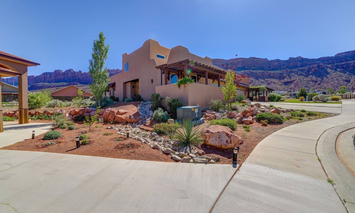 Moab South Valley House | Amazing 3 bed/3 bath:panoramic views, pool/hot tub
