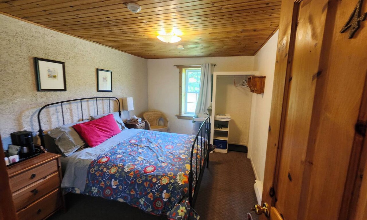 Sutton House | Auberge Schweizer