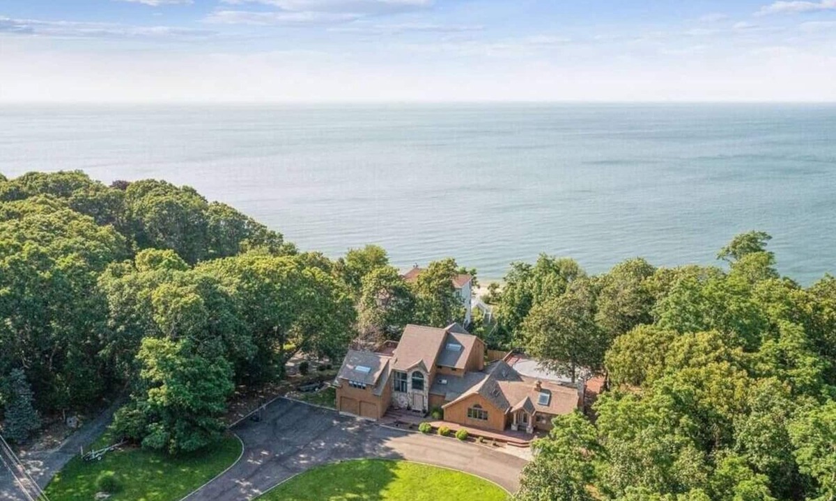 East Shoreham House | BEACHFRONT MANSION PRIVATE PATH TO PRIVATE BEACH