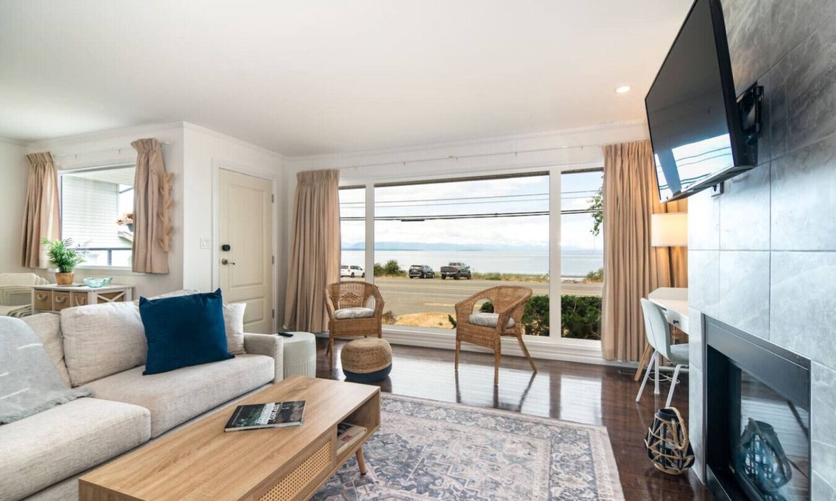 Campbell River House | Beachfront · sunrise ocean views, 3BR, BBQ