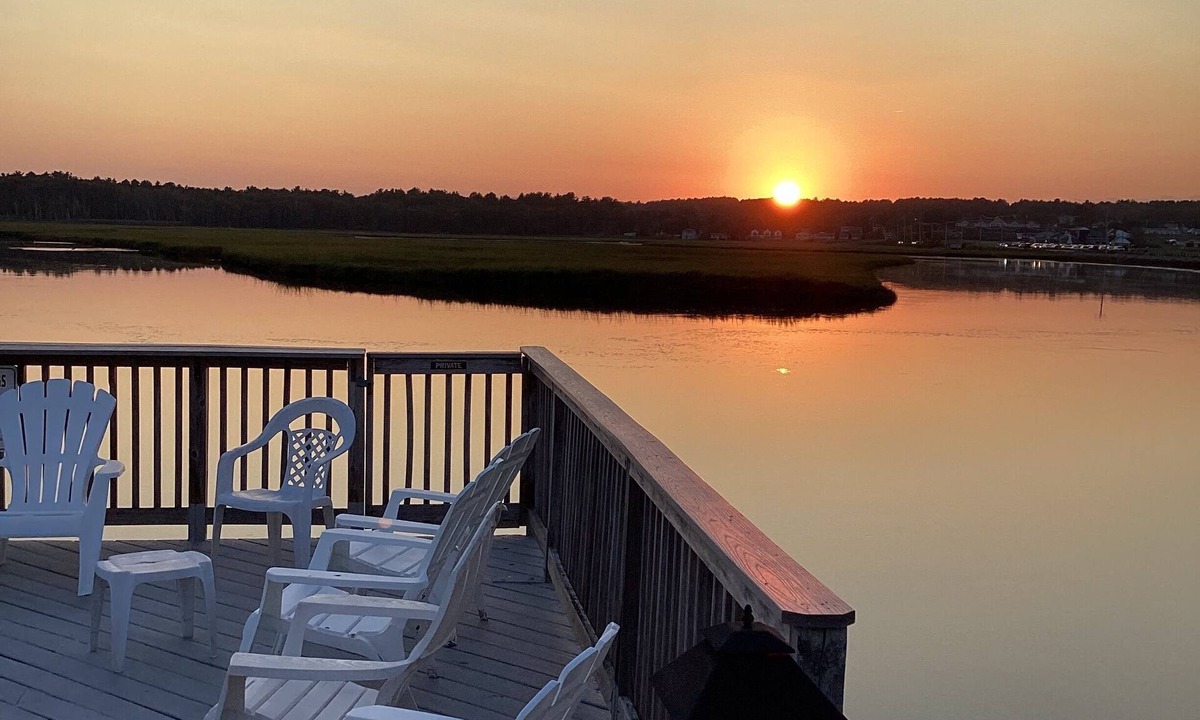 Wells Beach Condo | Beachy Condo! Cozy studio 3 minutes to Wells Beach