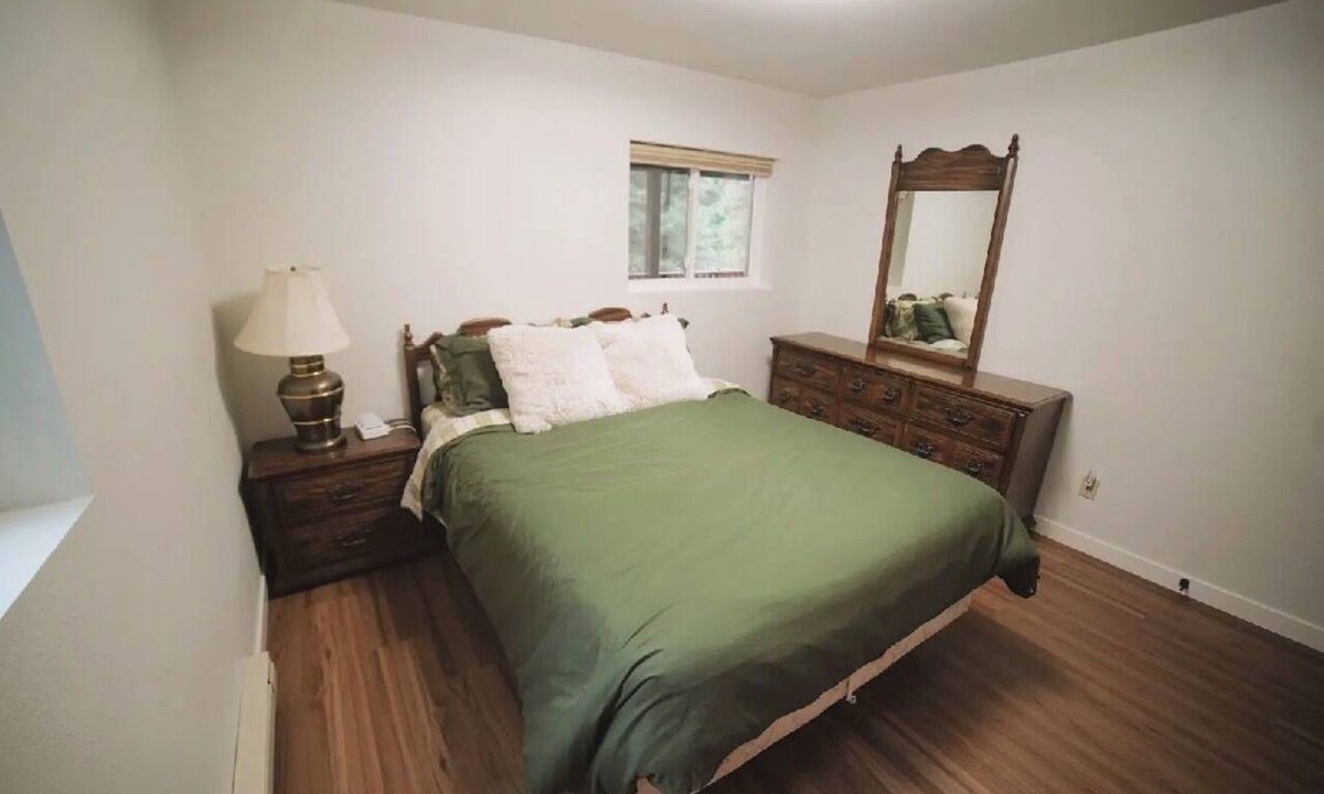 Cascade Cabin | Beautiful 3-bedroom cabin with backyard fire pit in quaint Cascade
