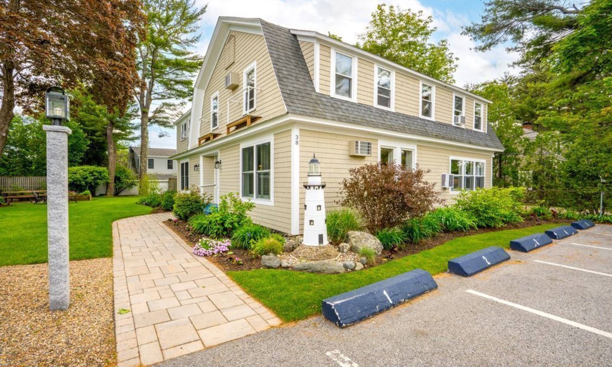 Ogunquit House | Beautiful Inn, Lighthouse Landing. Sleeps 18-20