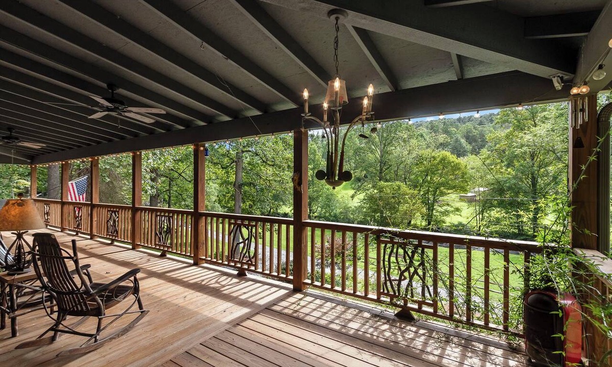 Murphy Ski Chalet | BEAUTIFUL SETTING - RIVER FRONT W/FIRE PIT!