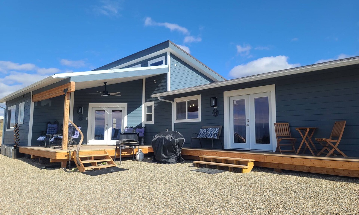 Stevensville House | Bitterroot valley view! 8 bedrooms with 4 living/kitchen spaces enjoy it all.