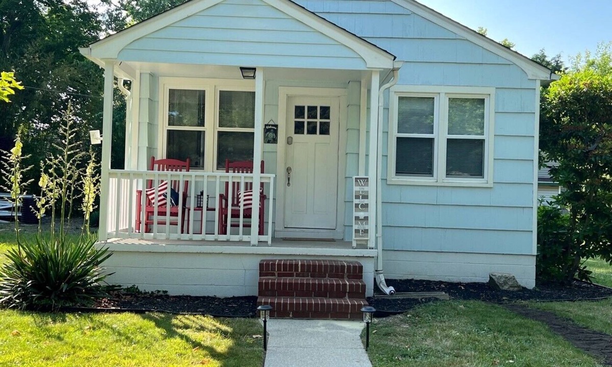 Del Haven Cottage | Blue Haven Cottage, walking distance to the beaches along the Bay. Pet Friendly