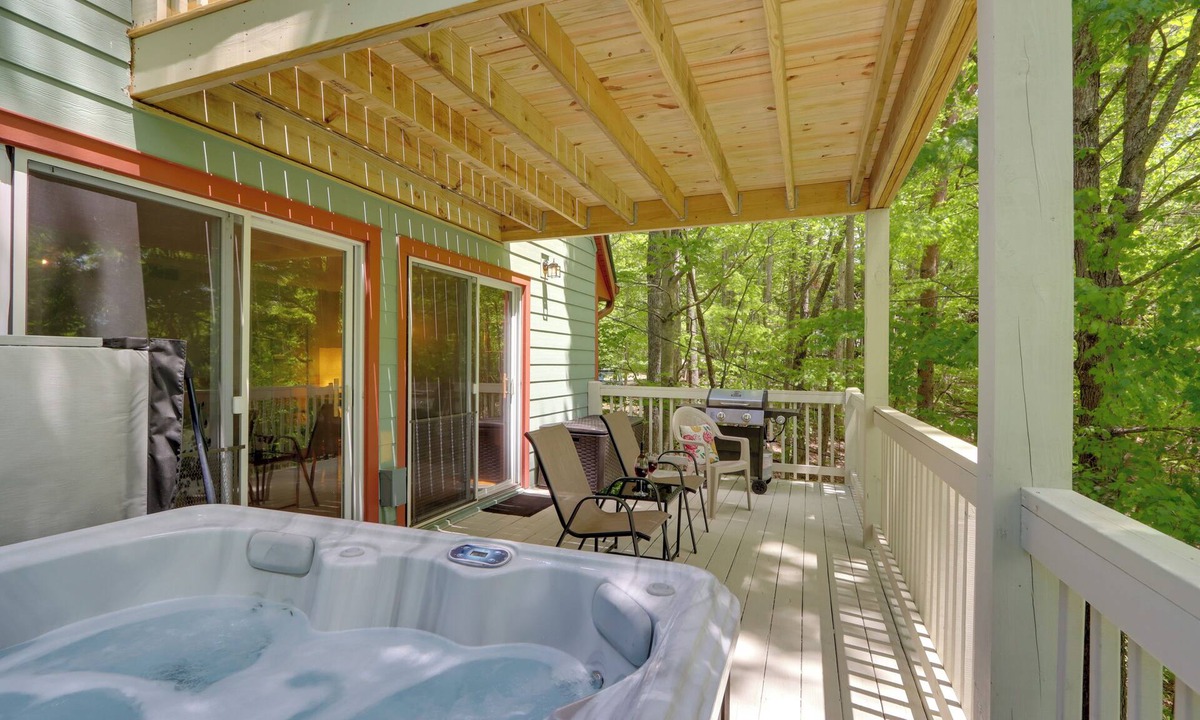 Blue Ridge Cottage | Blue Ridge Getaway w/Hot Tub & Seasonal View!