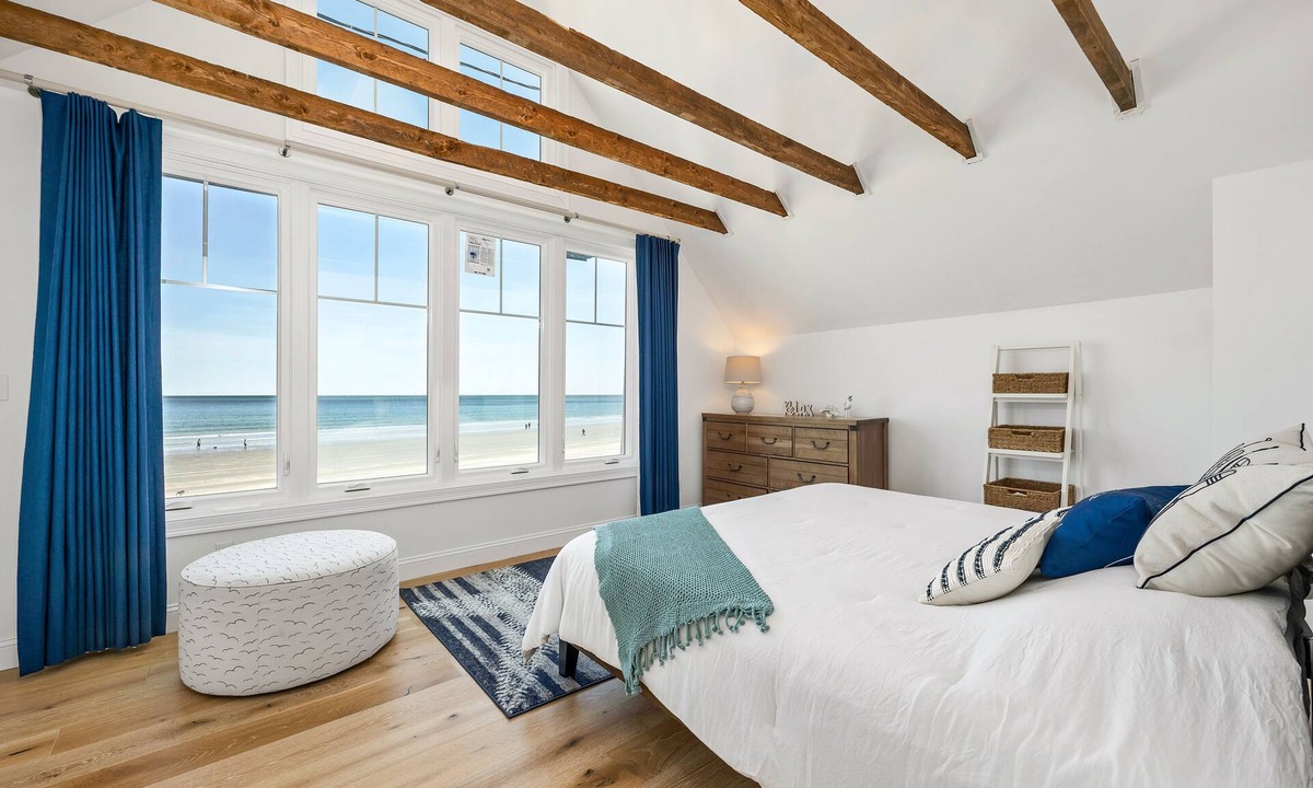 York Beach House | BLUE WAVE : Unique and cozy Beach House at Long Sand Beach in York!