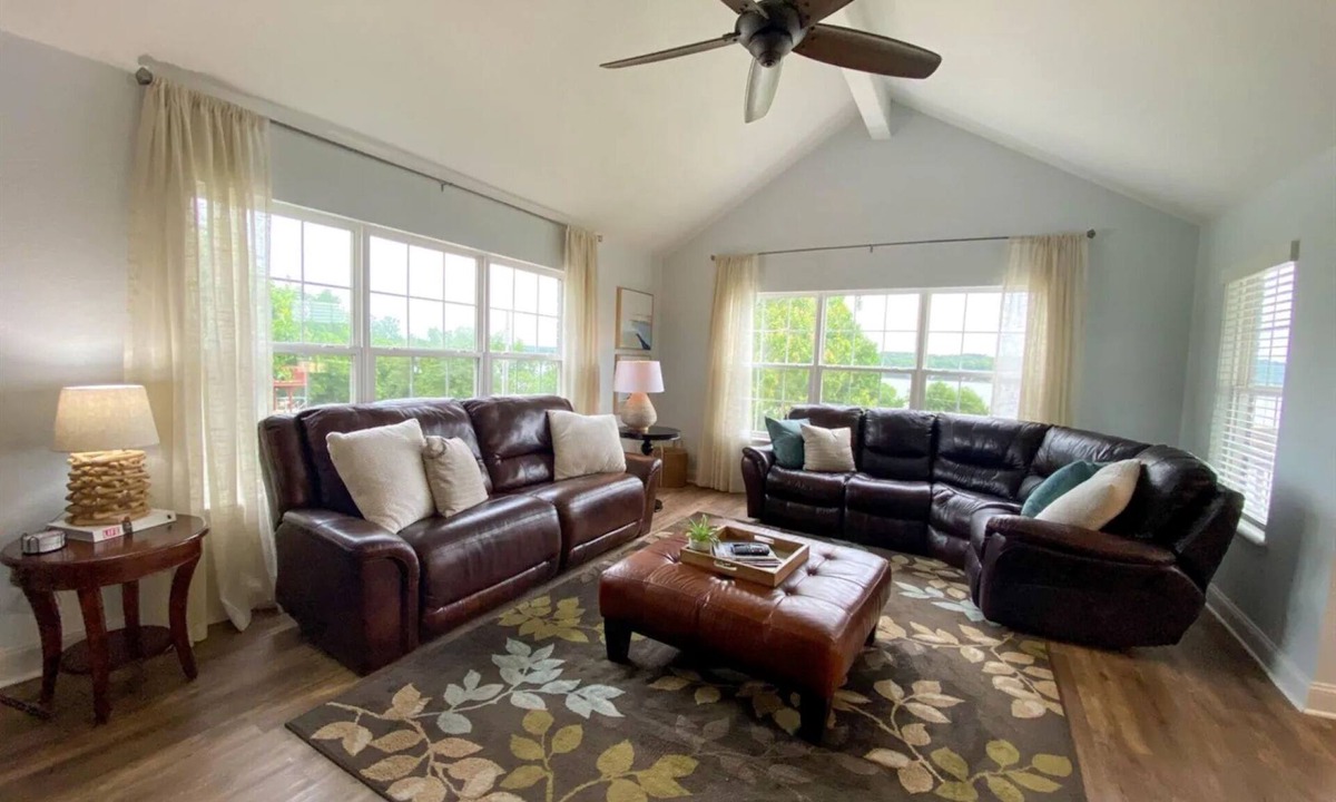 Beaver Shores House | Booking Fall NOW+Lovely Beaver Lake Views+Hot Tub