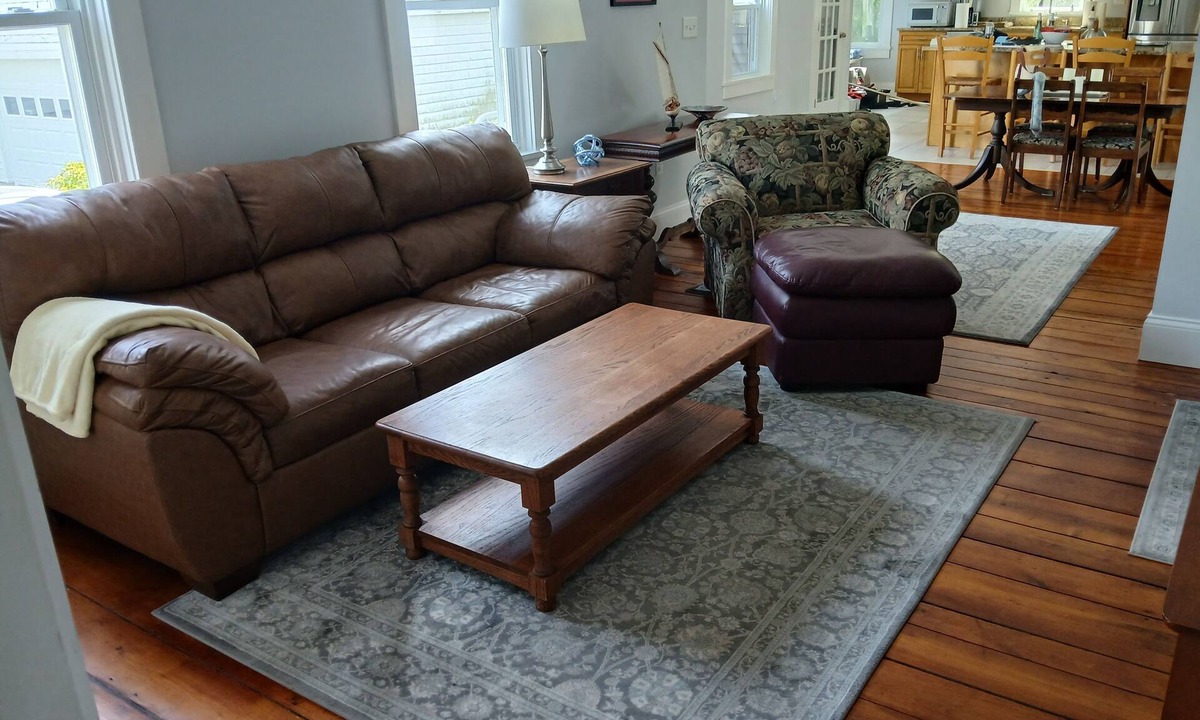 Bristol Apartment | Bright and airy two bedroom apt in downtown Bristol steps from the parade route.