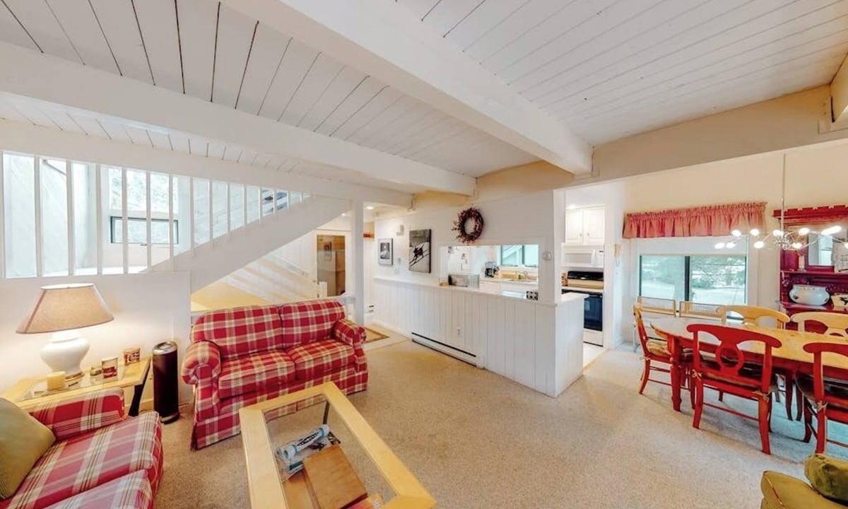 Bromley Mountain Condo | Bright & cheery condo with seasonal pool access