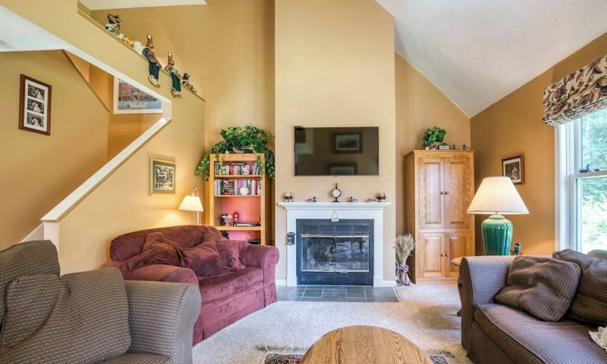 North Conway Condo | Bright condo with WiFi, fireplace, outdoor pool, & excellent location