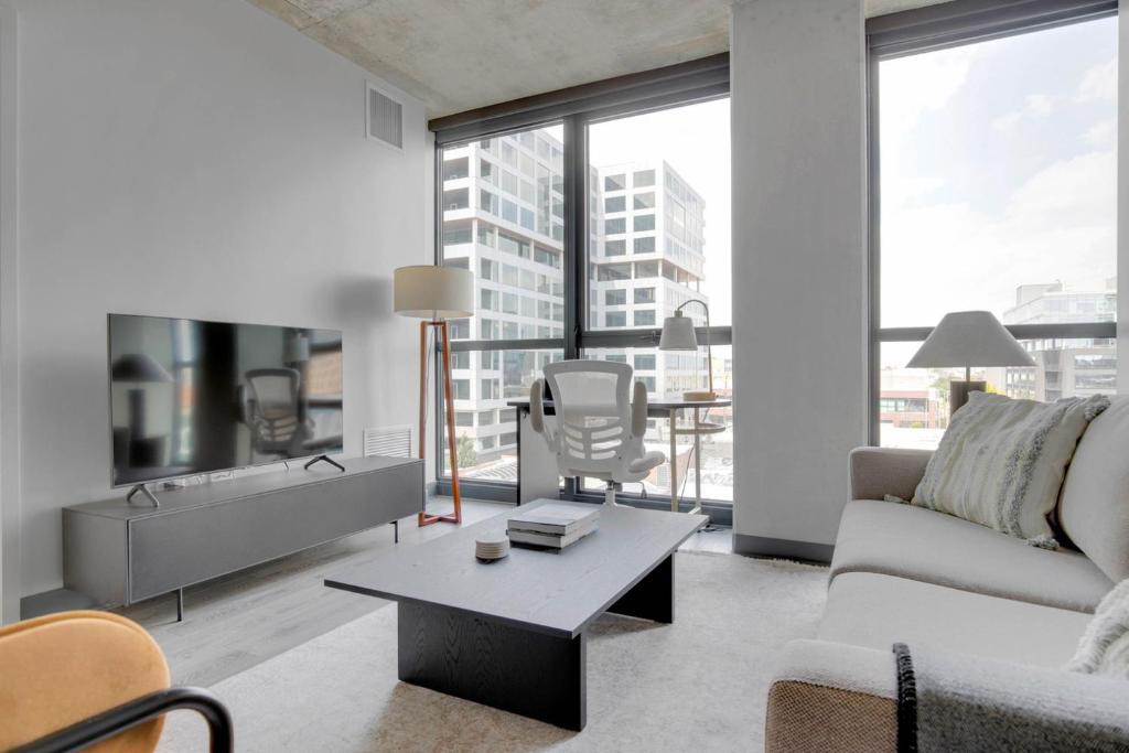 Near West Side Apartment | Bright Loop 1BR w Pool Gym nr L CHI-725