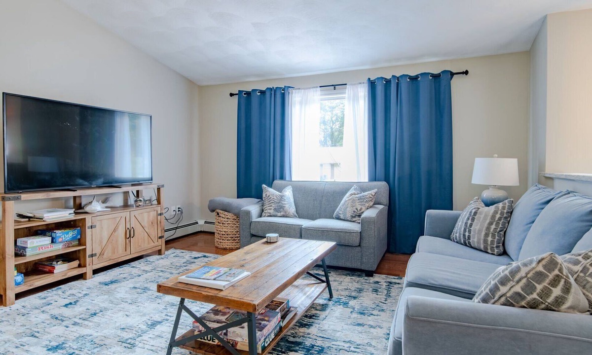 Saunderstown House | Bright & Sunny Two level home, sleeps 10 w/association beach