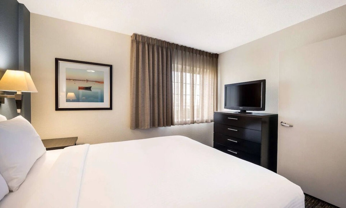 Braintree Hotel | Business-Ready Suites in Braintree | Kitchens, Wi-Fi & Free Parking