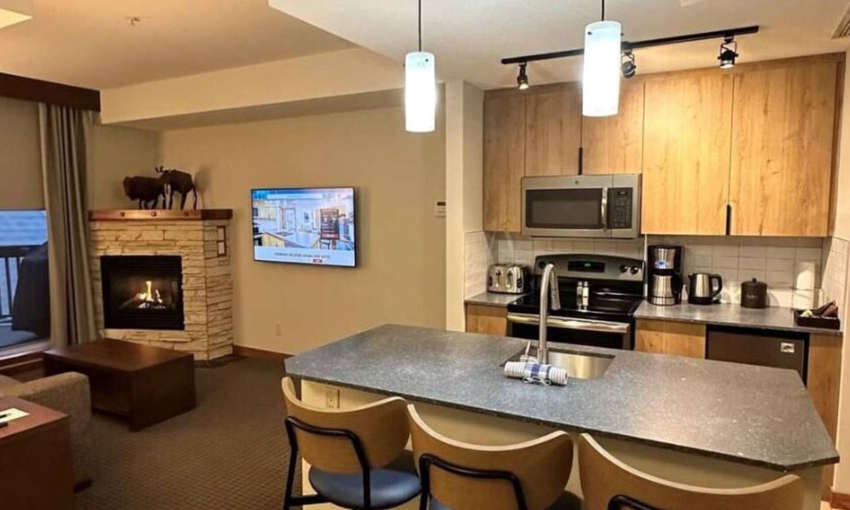 Canmore Condo | Canmore Studio | King Bed + Soaker Tub