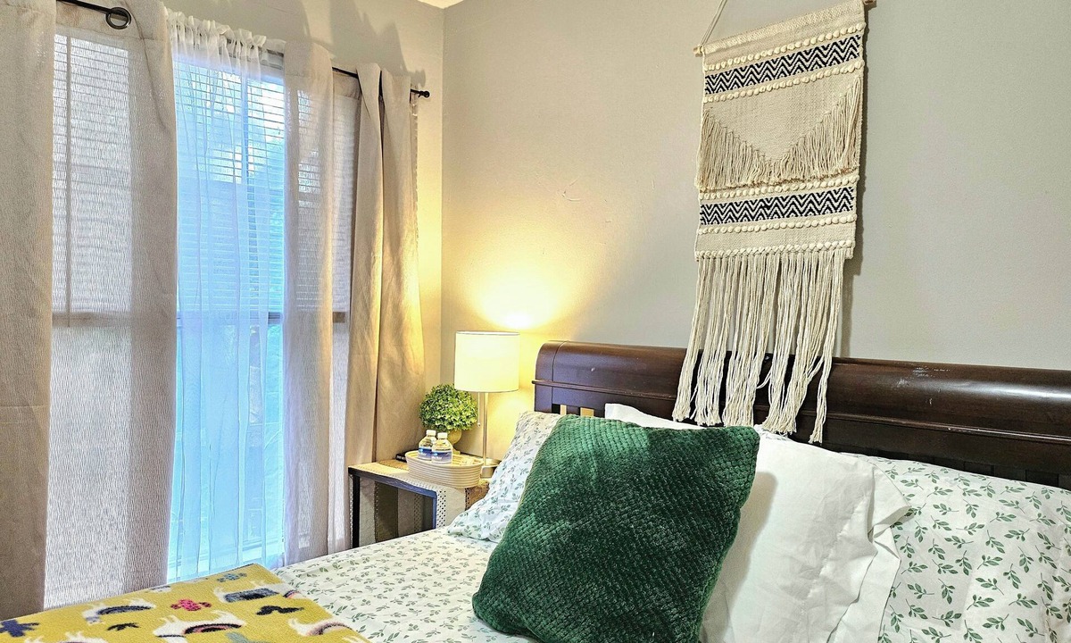 Stone Mountain House | Charming 1-bedroom . Bathroom and Others areas Shared.