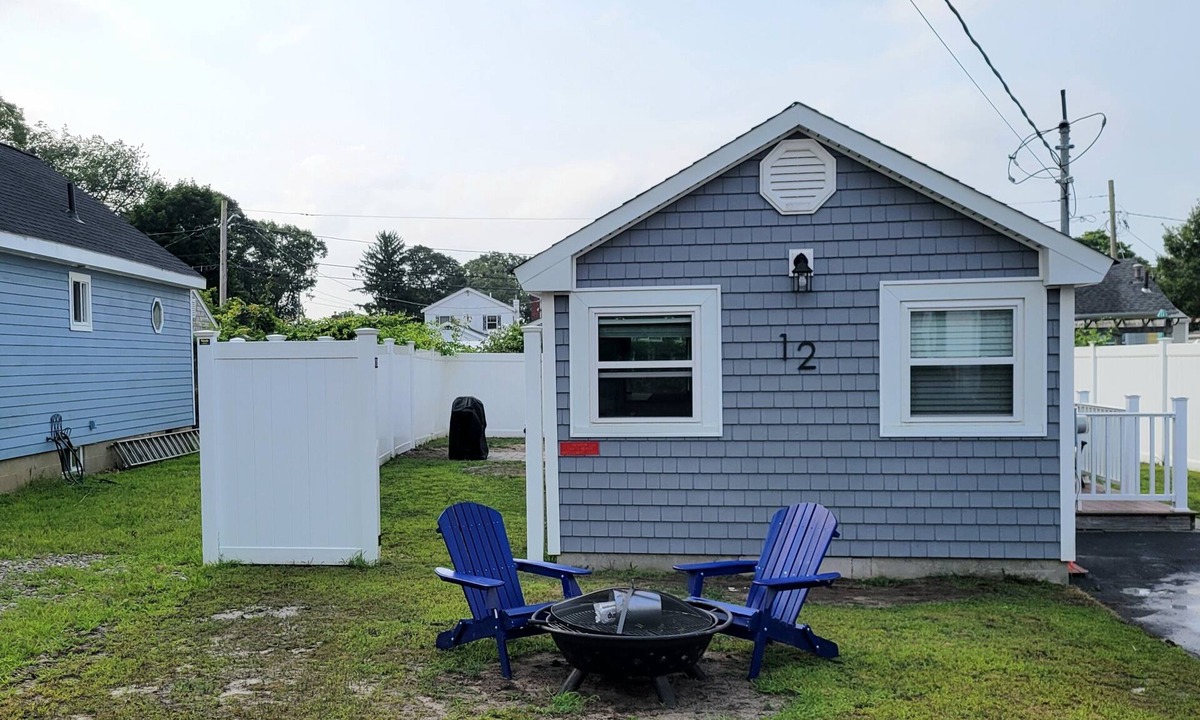 Wareham Center House | Charming 2-bedroom bungalow in brilliant Wareham with AC, WiFi.
