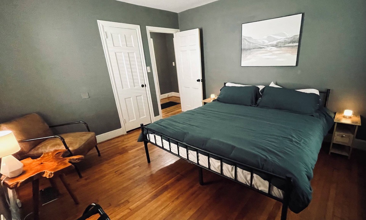Glen Iris House | Charming 2-bedroom house in Historic Glen Iris! 5min to downtown, fenced yard!
