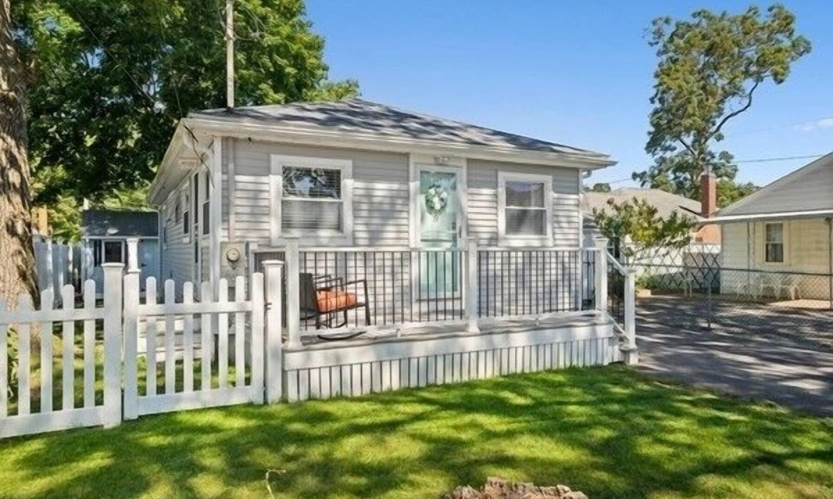 Wareham Center Cottage | Charming 2-bedroom house in Swift Beach Wareham.
