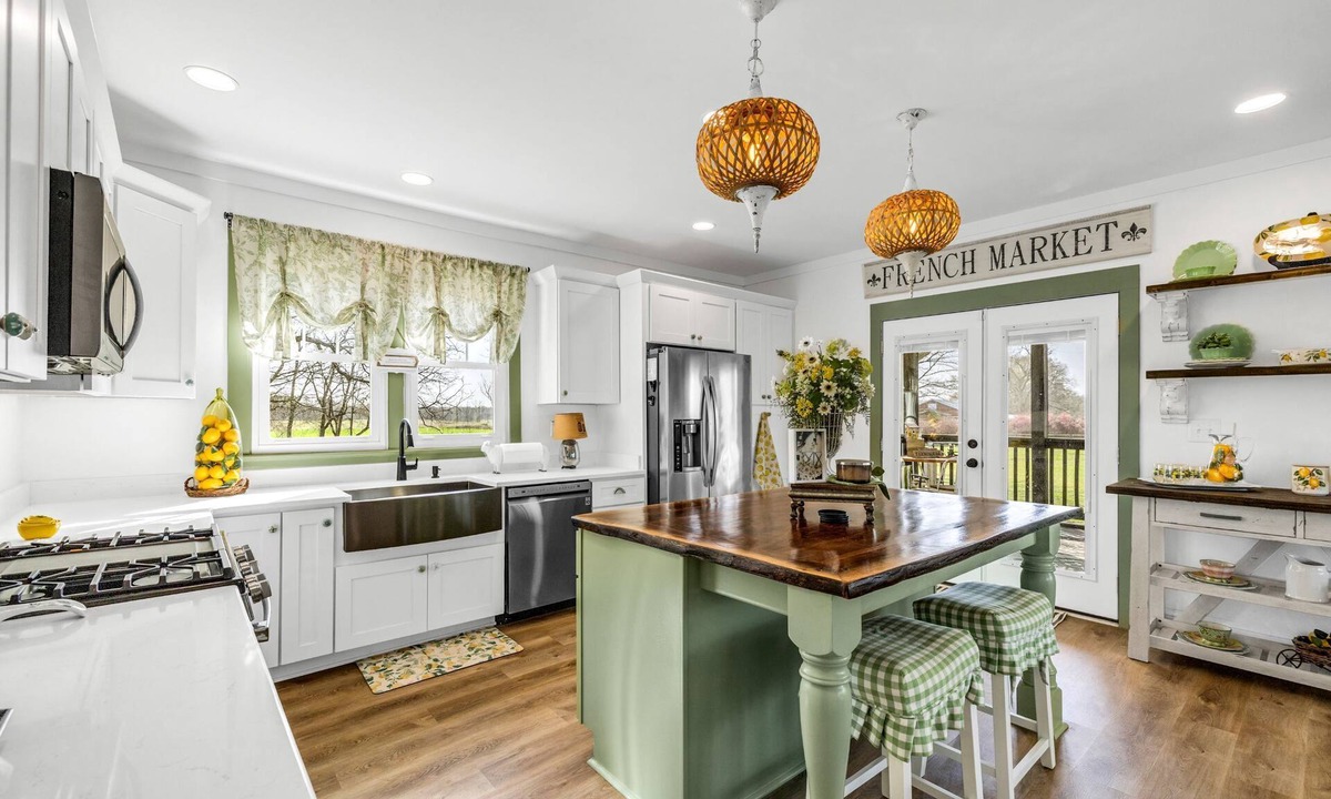 Barnesville Other | Charming 2-bedroom farmhouse in wonderful Barnesville with WiFi, AC