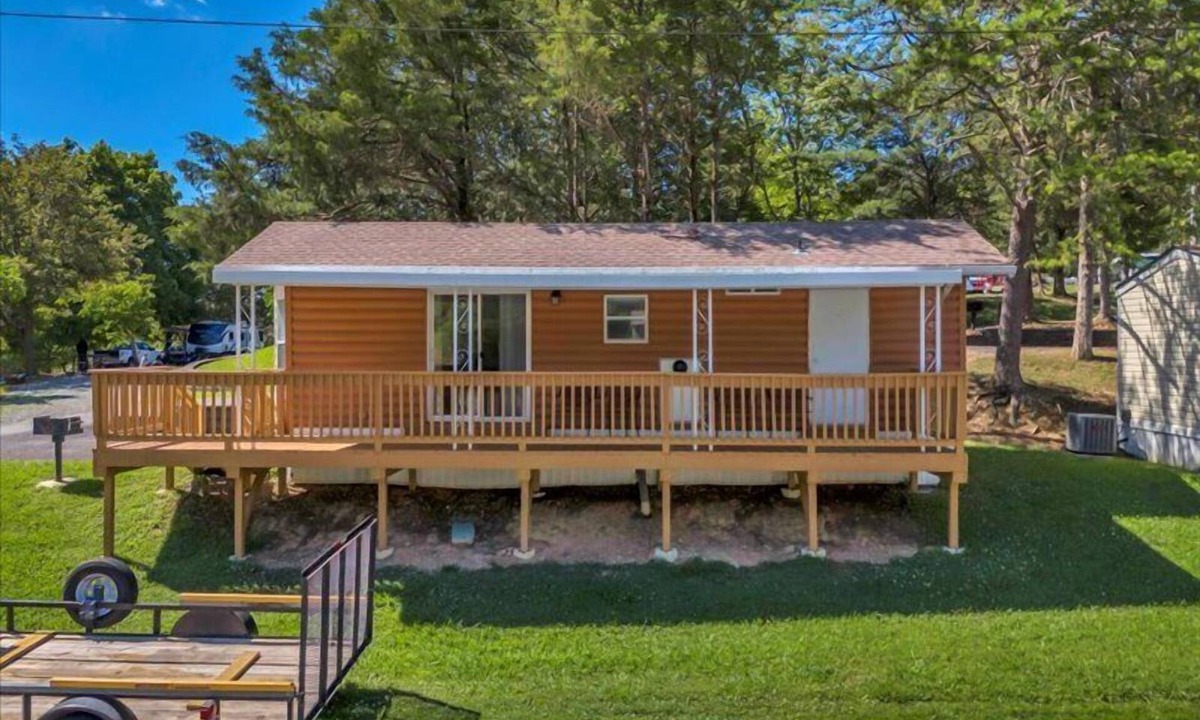 Pigeon Forge Cottage | Charming 2BR Cottage with Porch & Mountain Views