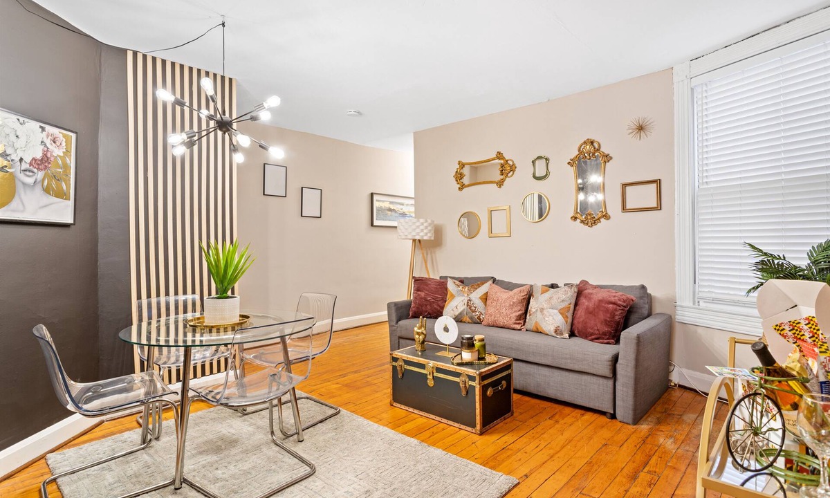 Bolton Hill Apartment | Charming 4 bed/Wine/Parking/1000sqft/Mins to Dwntwn!
