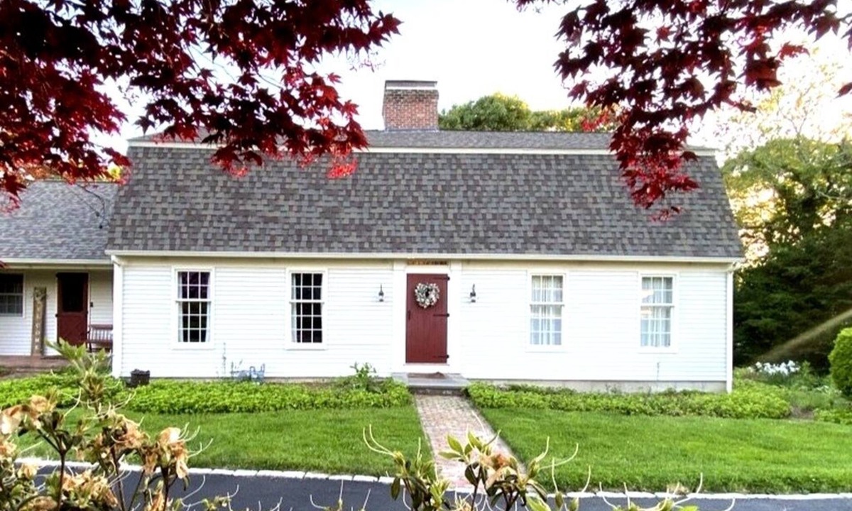 West Barnstable House | Charming 5BR Retreat on 1 Acre , Quiet Cul-de-Sac + Garden & Deck