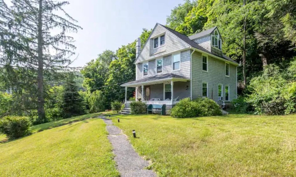 West Cornwall House | Charming and relaxing 4b farmhouse group getaway - across from covered bridge