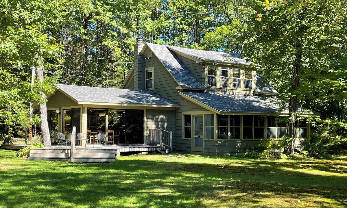 Weld House | Charming Cottage with Deck and Lakefront