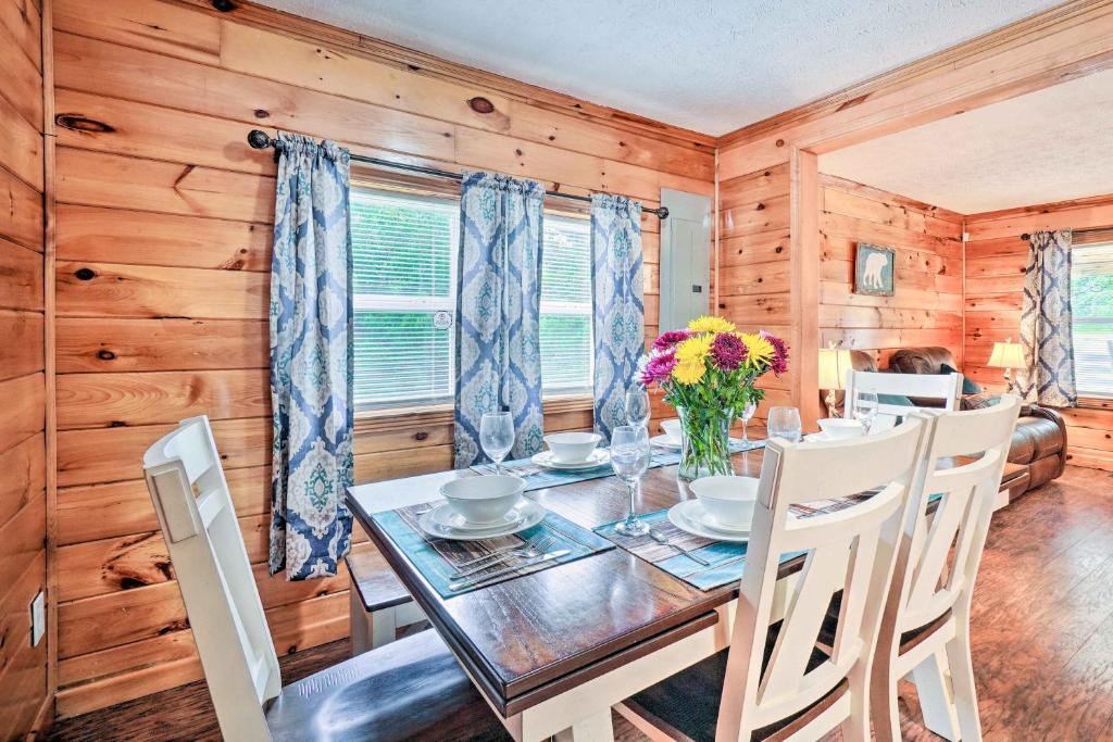 Jamestown House | Charming Jamestown Cabin w/Large Backyard!