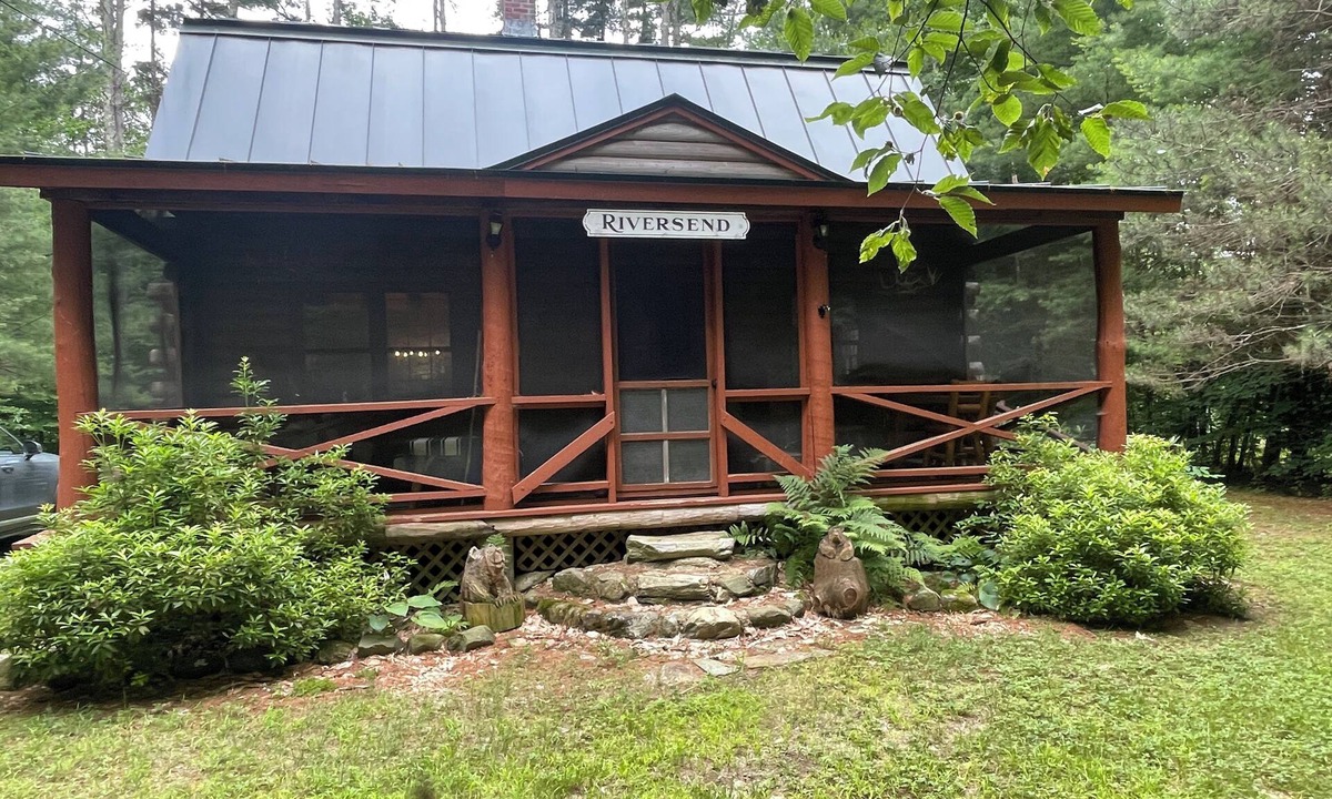 Brookline Cabin | Charming log cabin combines vintage design with contemporary luxury