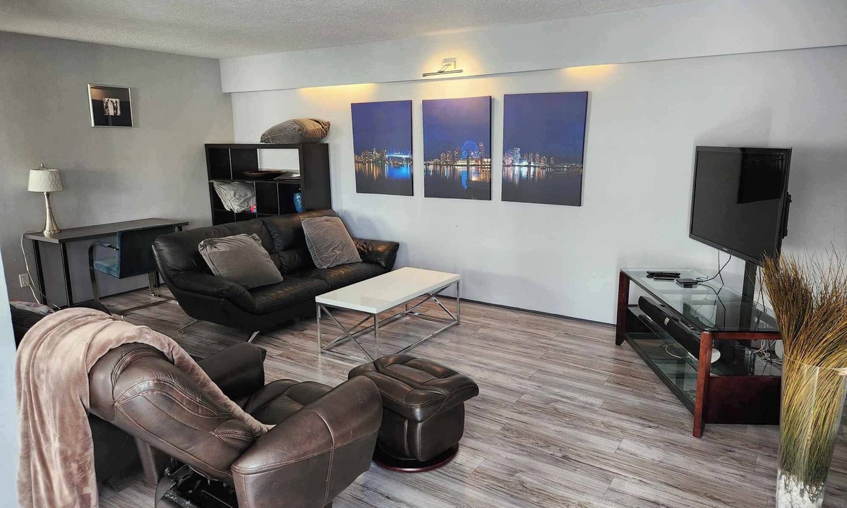 Kensington-Cedar Cottage Villa | Charming upper-level Haven- 3 bedroom home